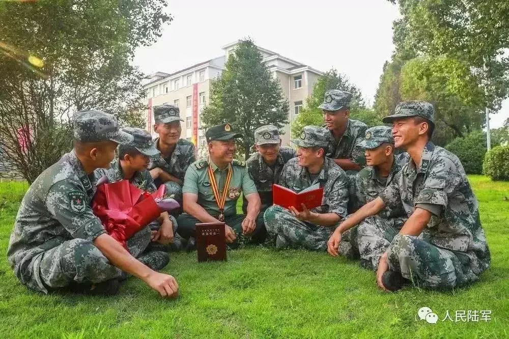 譚斌一回來就被不少官兵們團(tuán)團(tuán)圍住了爭先恐后向他學(xué)習(xí)請教
